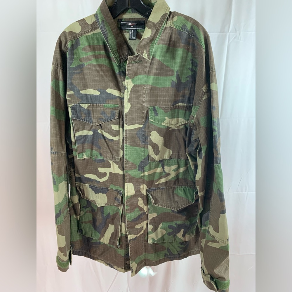 Men’s Military Jacket Forever 21 Size L Green Camouflage Button Up Pockets. EUC